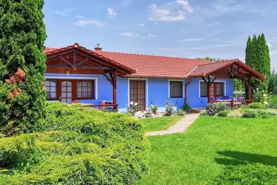 Bequem eingerichtete Wohnung mit großem Garten by Interhome