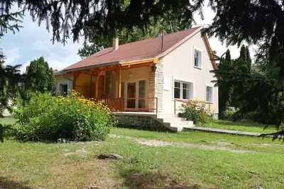 Image de Renoviertes Haus in Zamárdi mit Großer Terrasse by Interhome