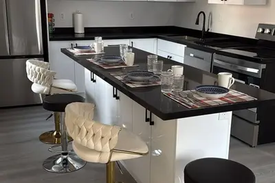 Image de Stylish 2-Bedroom Home Near Downtown, Hospital & University