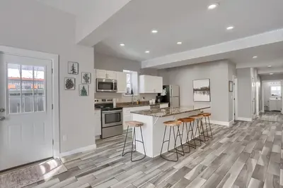 Image de 15% off Spring Special - Close to Penn West  - Wifi - Fenced Yard