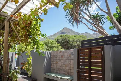 Image de Chilled 1 bed Cottage in Noordhoek with private garden & deck