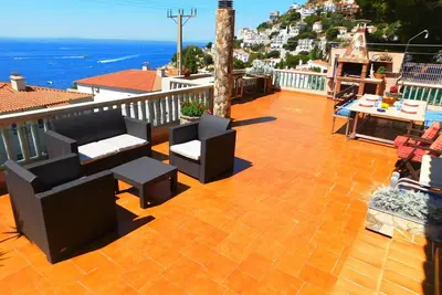Image de Wunderschönes Ferienhaus in Roses mit Großer Terrasse by Interhome