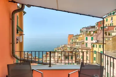 Image de Magnifique maison de vacances au cœur de Riomaggiore avec terrasse vue merSituée dans le centre historique de Riomaggiore, à quelques pas de la gare et des meilleurs restaurants et bars de la ville, cette maison de vacances est le choix idéal pour ce
