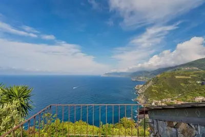 Image de Blue Marine – Chalet en bord de mer avec vue imprenable sur les Cinque TerreImmergé sur la route panoramique qui relie La Spezia à Riomaggiore, le Blue Marine est un chalet exclusif surplombant la mer, offrant une vue spectaculaire sur l'arc des Cinq