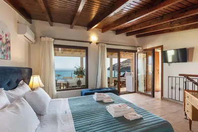 Image de Beachfront Villa with Hot Tub, Walking Distance to everything