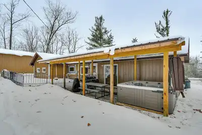 Image de Home Theater & Hot Tub! Home Near Higgins Lake
