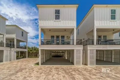 Image de Luxury Pelican Place Cottage -Pool -Steps to Crosswalk Beach Access - Sleeps 14