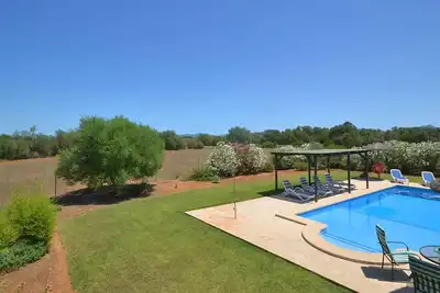 Image de Wunderschönes Landhaus im Landhausstil mit Pool by Interhome