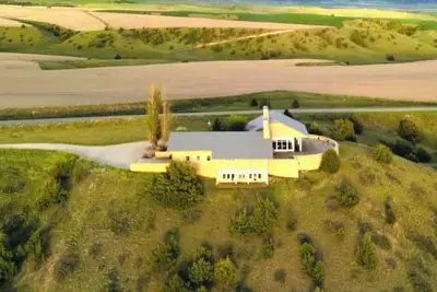 Image de Marvelous standout 3-bedroom estate with Ac and hot tub set up for entertaining.