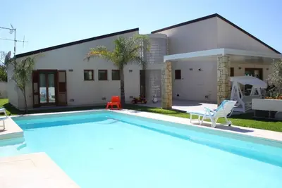 Image de Villa in Sizilien am Meer mit beheiztem Pool by Interhome