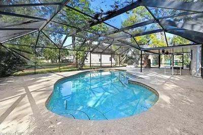 Image de 6 bedrooms. 3 with King size Beds! . Large Pool, huge fenced yard for your pets!