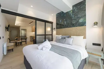 Image de Deluxe Sol, by MONARo 1br 1bth Exterior.