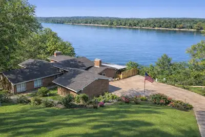 Image de Sprawling Mcm Waterfront Retreat w/ Exceptional Entertaining & Private Beach