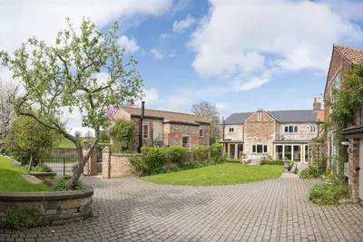 Image de Boutique 18th-Century Cottage with Log Burner, Gated Parking & Parkland Views