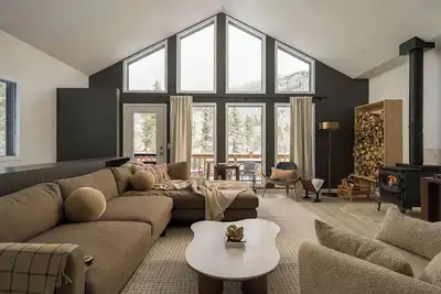 Image de Brand New Mtn Chalet: Cedar Hot Tub, 2 Kitchens, 2 Living Rooms, Starlink