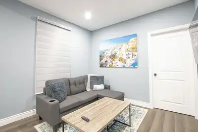 Image de Executive 2-Bedroom Suite | Soundproof | Steps to Wortley Village & Vic Hospital