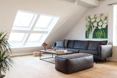 Image de Hochwertige, helle FeWo mit Meerblick am Deich by Interhome