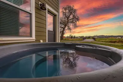 Image de 2 Bed 2. 5 Bath Modern Townhouse Centrally Located