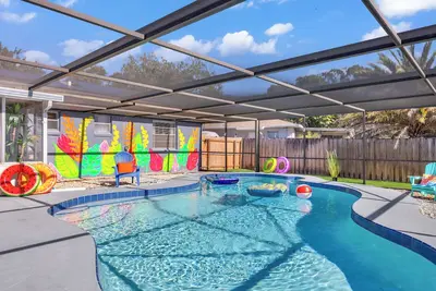 Image de New fully renovated Cocoa house! Pool! Jacuzzi! Firepit! Gameroom!