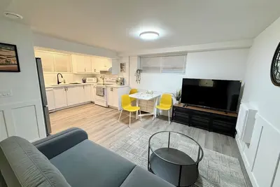 Image de Cozy inner city  2br 2bthr basement