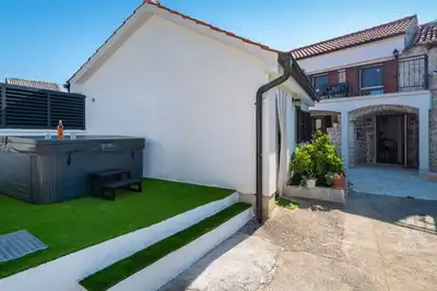 Image de mit Jacuzzi-Ta Leut Agency by Interhome