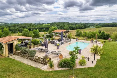 Image de Elegant Character-Filled Property With Stunning Pool