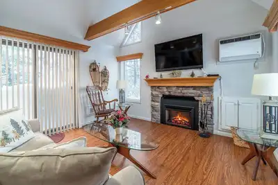 Image de Fantastic 2 bed/3 bath Loft in Camelot Condos! Sleeps 6; Walk to lodge!