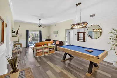 Image de Lakefront 4-Bedroom Home with Pool