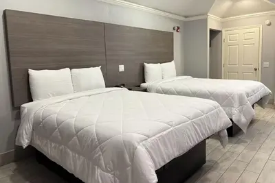 Image de Central Houston Stop w/ Parking | Willowbrook Mall, Sam Houston Race Park Nearby