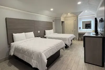 Image de Modern Stay w/ Free Parking | Willowbrook Mall – 1. 5 miles away