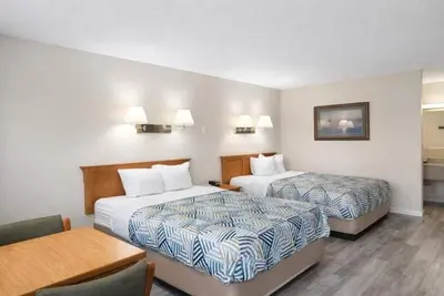 Image de Enjoy a Refreshing 3-Room Stay Close to Popular Local Attractions, w/ Breakfast