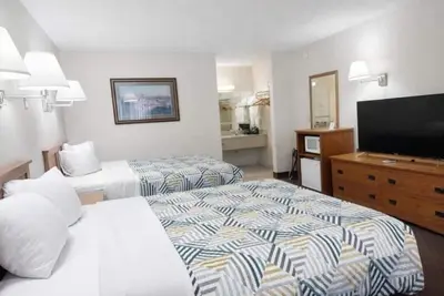 Image de Stylish Room Perfect for Unwinding with Easy Access to City Highlights