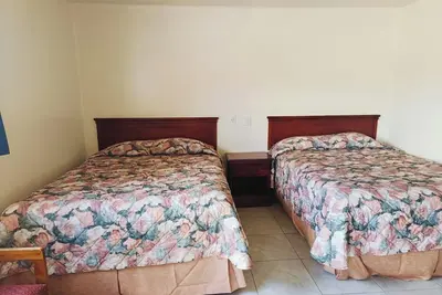 Image de Stay & Save: 2 Queen Beds w/ Wi-Fi, Parking, Near Restaurants, & Attractions