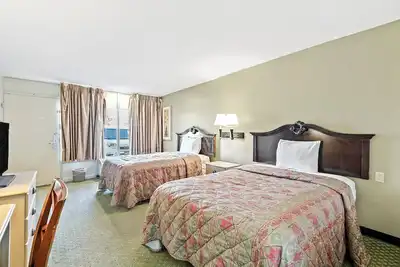 Image de Relax After Downtown Adventures at this Simple, Pet-Friendly Room