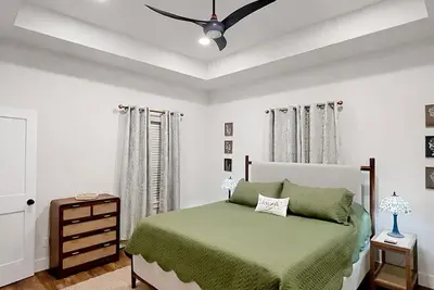 Image de New! ! Remodeled downtown home. Golf cart available to rent. Walk to Broad St.