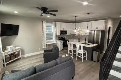 Image de Designed for teams/groups, this home sleeps 10 in separate sturdy wood bunk beds