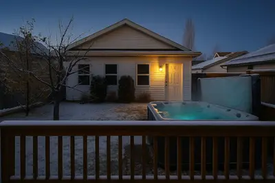 Image de Spacious Private Home for Groups with Hot Tub, Games Room, and King Ensuite