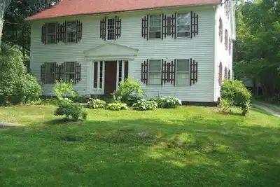 Image de Spacious 1763  updated family house in the town that time forgot