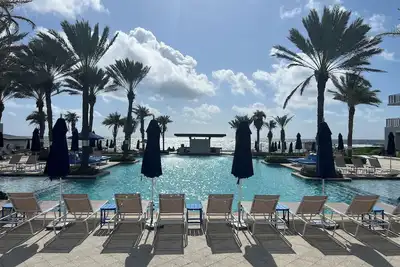 Image de Beachfront Bliss at Dawn Beach Club – 3br/2ba Walk-Out Condo On The Beach