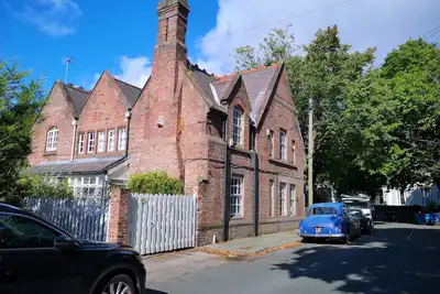 Image de Coach house cottage by sefton park, built in 1850. Entire house!