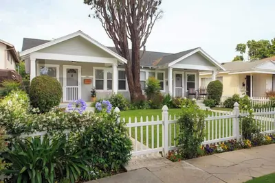 Image de 3 Private Cottages on One Property in Culver City