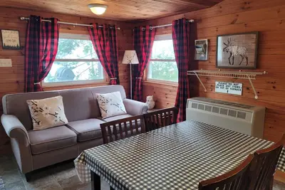 Image de Cozy lakefront cottage near Algonquin with a private dock.