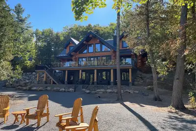 Image de Lake front luxury log home in quiet area