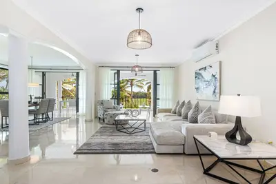 Pristine 4 bdrm, all private. Steps to beach/golf/resort