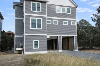 Image de Beach Block 4 Bedroom, 2. 5 Bathroom Home with Elevator & Multiple Decks