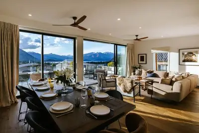 Image de Korari House - Lake Views - Sleeps 10 - Close to Central Wanaka