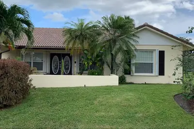 Image de 3-bedroom house, pool, jacuzzi, in sunny Margate Florida.