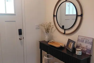 Image de Peaceful 3-bedroom house with large dock on canal