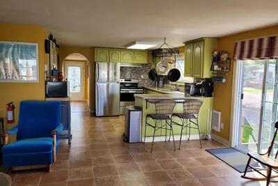 Image de Quiet beach house with bonus guest house 1 exit from Parlee Beach