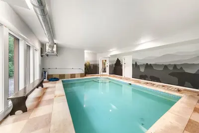 Image de Hilltop Hideaway: Huge Indoor Heated Pool / Hot Tub / Theatre / Sleeps 18 / Pets